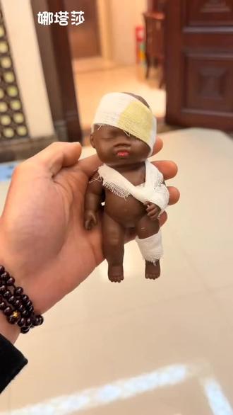 解压神器!娜塔莎玩偶捏一捏压力全消 请不要这样暴力的对待娜塔莎!#蔡大伯的寻女事件##黑娃公仔捏捏乐#捏红你的小脸蛋