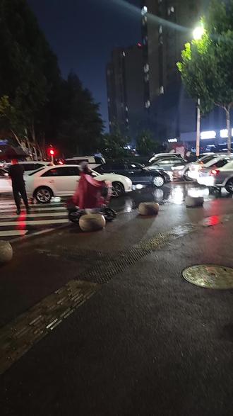 济南路与枣庄路交汇处,学生放学了,堵堵堵!
