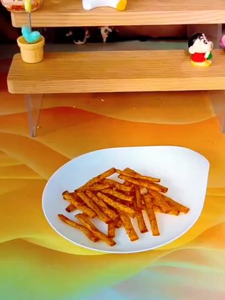 辣白菜味辣条带给你不一样的辣味体验酸香与麻辣激情碰撞嚼劲十足风味独特不论是下午茶还是休闲时刻来包辣汕爽快#零食推荐 #辣白菜味辣条#好吃到停不下来