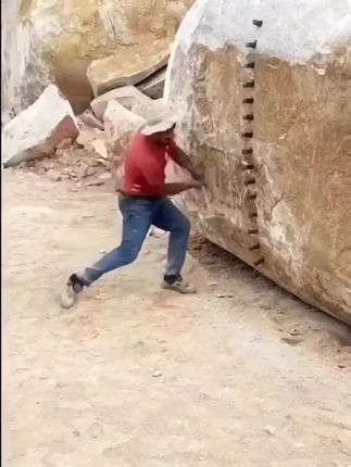 这设备也太牛了吧!轻轻一敲,巨石瞬间分裂,效率满分!再也不用费力砸石头了,农村干活必备工具!#静态破石设备 #农村生活好帮手#劈开器#五金工具 #高性能实用工具