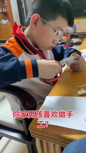 突然喜欢做手工,你家男生也这样?做各种大小纸青蛙🐸,还能拿来同学间比青蛙跳#手工 #折青蛙跳