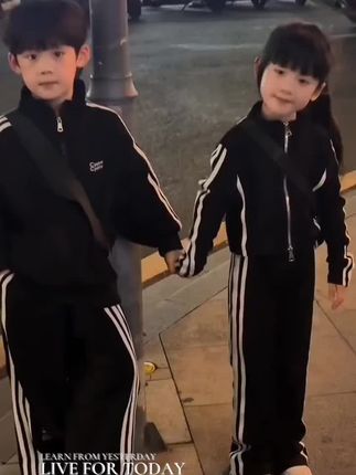 金价暴跌背后的真相 在四次重大打击下,黄金价格瞬间狂跌200美元。#掘金计划2025#金融 #思维 #理财 #赚钱