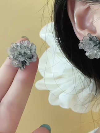 耳饰 渐变黑色栀子花耳钉小众个性高级感百搭耳饰#种草 #时尚饰品 #小众设计感 #耳饰控 #耳饰搭配