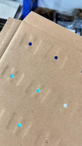 纸箱上的小孔看着不起眼,数量一多就很耗人工。尤其是1mm小孔、密孔、飞机孔,人工清久了容易漏。内孔清废机适合这种多孔位清孔场景,一次压下去更省事。
#小孔清孔 #密孔清孔 #飞机孔 #内孔清废机