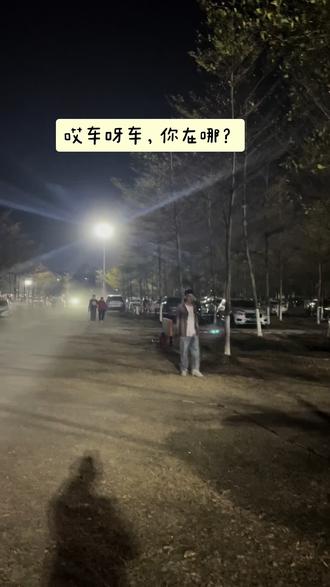 大年初三,佛山高明盈香心动乐园人山人海,想坐个飞车要排队四小时左右,你想坐吗?