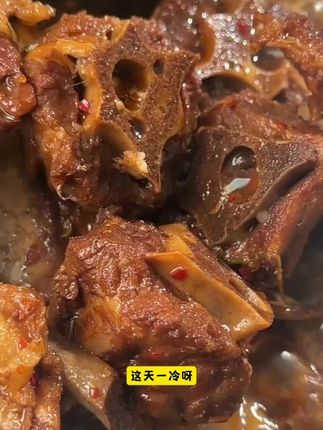 就馋这一口 好吃不过贴骨肉 贴骨不过羊脊骨 吃完肉再涮点菜 绝了#羊蝎子火锅 #羊脊骨火锅 #羊蝎子 #羊脊骨 #羊蝎子火锅涮肉