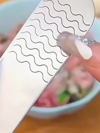 #创作灵感 包饺子用筷子挑馅,不是多就是少,试试这个挑馅尺,挑馅均匀光滑还不沾馅,包的又快又漂亮。三零四不锈钢的,不会发霉,还很好清洗。#厨房好物 @巨量千川