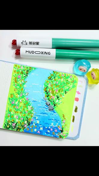 把春天的小河搬进画里✨
风掠过水面,野花在岸边悄悄绽放
连石头都在听流水的悄悄话#丙烯马克笔 #绘画教程