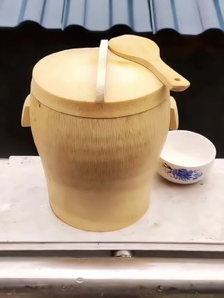 纯天然老竹根板桶,蒸饭 蒸玉米  蒸排骨都非常香,嘎嘎的好吃,#木桶饭 #纯天然无添加 #木桶蒸饭做法 #农村柴火饭 #家乡特色美食