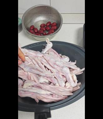 鸭脚板香肠的风吹到了重庆
今天试着灌了一点
过几天看看这个鸭脚板香肠跟排骨香肠比哪个更好吃
#鸭脚板香肠 #香肠 #吃货日常 #围裙妈妈燕姐的美食日记