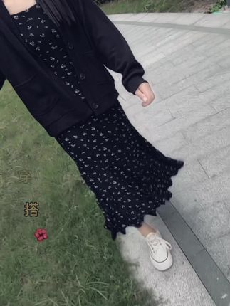 最放松的时候,就是一个人静静的,什么都不用去想,没有人情世故,没有感同身受!不用费力去迎合别人,静静的听着自己喜欢的音乐...#碎花连衣裙 #显瘦穿搭 #早秋穿搭