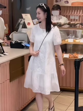 #我要上热门 夏季新款宽松连衣裙,颜色很正,款式简约大方不易过时,不挑年龄不挑身材谁穿谁好看#夏季新款#连衣裙#爆款热卖中#热门@DOU+小助手 @抖音小助手