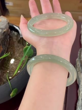 #手镯 #玉石魅力 #送女生礼物 #听说每个女生都有一个新手镯 #玉手镯 @DOU+上热门