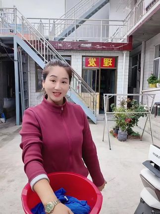 去哪里和谁在一起,都不重要,重要的是学会取悦自己,一边干活一边拍抖音#晒出你的中秋家乡味# #自我欣赏也是一种美 #学会欣赏自己