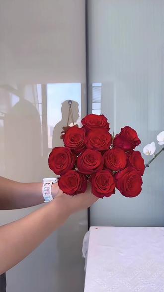 两分钟学会红玫瑰红色圣诞树氛围感花束🎄
#圣诞花束 #红玫瑰 #圣诞节礼物 #花束教程来啦 #东莞花店