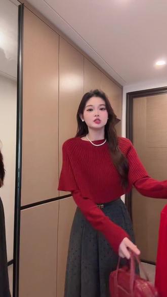 斗篷圆领披肩假两件高级感显瘦毛衣+收腰显瘦复古半身裙两件套装9109
#秋冬穿搭 #韩穿搭 #显高显瘦穿搭 #显瘦搭配 #撞色搭配