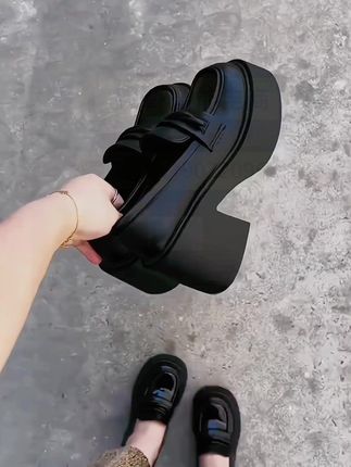 啄木鸟2025新款8cm高跟乐福鞋,英伦风配JK裙超复古! #啄木鸟乐福鞋 #复古小皮鞋 #厚底粗跟皮鞋 #高跟乐福鞋 #2025新款鞋