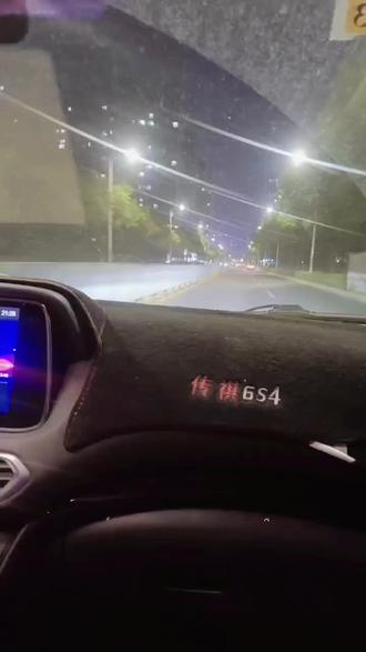 很多男人都不明白:
当她开始主动向你要礼物、要心意,你的第一反应,是不是觉得--她变物质了?
今天我们不谈那些只谈钱的人,只说一段最让人心疼的真相:
你以为她在要钱要物,
其实她只是在向你要一个答案。
当一段关系里,
安全感看不见,未来摸不着,承诺轻得像风,态度忽远又忽近,
就连能不能见一面,都要等你一条消息"施舍"。那么物质,就成了她唯一能抓住的真实。
她开口要的,从来不是那个包、那笔钱。
她要的,只是一份确认:
在这段没有名分、不能公开、看不到尽头的关系里,
她不是你低成本的情绪消遣,不是你无聊时的临时陪伴,更不是召之即来、挥之即去的人。
她想知道,
那些深夜的真心、不顾一切的奔赴、掏心掏肺的付出,
在你心里,到底有没有分量,值不值得被珍惜。
她在用最笨拙、也最无奈的方式,
为自己的存在感和重要性,讨一个说法。这不是交易,是一场赌上全部真心的测试。她在赌你的态度