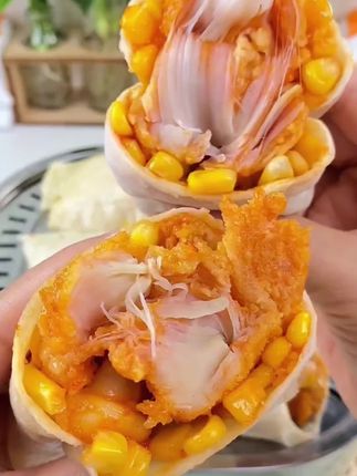 早餐吃腻了豆浆油条的,,快尝尝这个墨西哥鸡肉卷,劲道的饼皮包裏着满满的鸡肉块,吃起来鲜香嫩滑,真的好好吃家里大人孩子都爱吃!!#皇家小虎鸡肉卷#鸡肉卷#墨西哥鸡肉卷#早餐吃什么#妈呀太香了