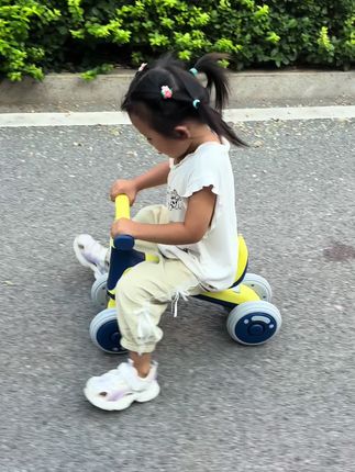 这个平衡车孩子也太喜欢啦!#萌娃骑车 #ི࿆记录人类幼崽成长记 #平衡车滑步车 #儿童自行车 #平衡车小骑士