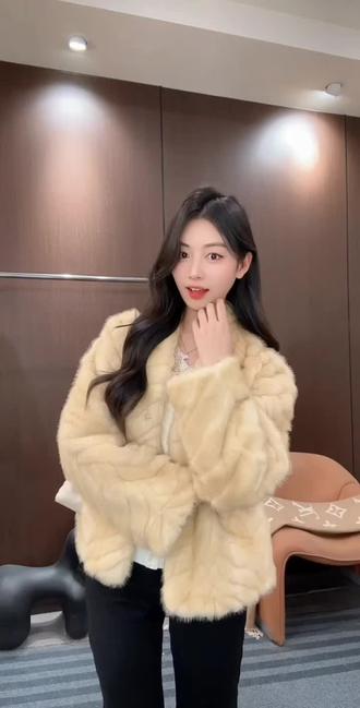 冬季新款韩系气质V领短款轻奢感毛毛外套#毛毛外套#时尚百搭#高级感穿搭#保暖又好看#气质这一块拿捏死死的