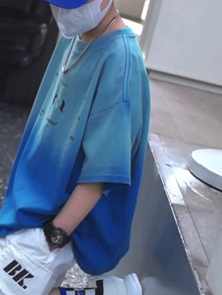 天气越来越热了,孩子的衣服也该换季了,快来看看我们家这件男童短袖吧!它是纯棉的面料,非常的舒服透气,特别适合夏天去穿,而且它的版型宽松又韩版,穿上很洋气,无论是搭配牛仔裤还是运动裤都很合适哦!喜欢的朋友赶快点击下方链接购买吧!#潮酷穿搭 #高品质童装 #爱了爱了 #今日分享 #今日穿搭