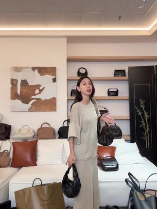 【手拎牛角包】头层羊皮Ykk拉链单肩手拎包#穿搭#显瘦穿搭#时尚#潮流穿搭#时尚穿搭@DOU+小助手 @DOU+好生意 @DOU+上热门