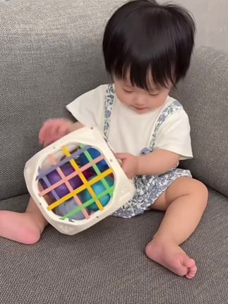 宝宝六个月后就要多多练习抓握了,可以给它准备几个这样的塞塞乐小玩具,通过将小物件塞进洞口的过程,锻炼手部力量和手眼协调能力,这对宝宝后续的爬行和行走都有很大帮助。而且材质安全,没有异味,不用担心宝宝啃咬。#益智玩具 #玩具 #专注力培养 #宝宝抓握 #强烈推荐