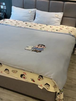 嘿嘿!“我”也知道自己很可爱 吼吼!可爱的小新 冬天就应该躺在这么暖和的牛奶绒小窝里#牛奶绒四件套 #居家好物 #家纺床上用品 #温馨的小窝 #牛奶绒