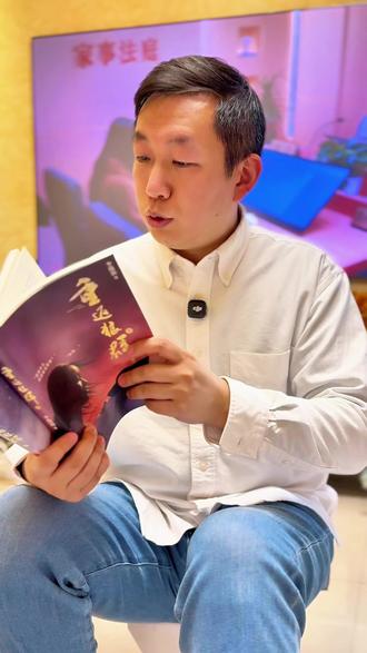 终于买到真正完整版的原著《重返狼群》,整整增加12万字内容。 终于买到真正完整版《重返狼群》原著,这个版本比之前的普通版整整多了12万字,还附送特别珍贵的由李微漪和亦风亲手拍摄的“格林珍藏影像集”。
这两册特别珍贵的、几乎未曾公开过的“格林珍藏影像集”,就只在视频底下这个新版的《重返狼群》里附带。
更珍贵的是翻开书就能看到格林小小的爪印,和小爪子写下的歪歪扭扭的“保证书”。千万人追问的“格林最后是否还活着”的真实故事结局,就在这书里。
这一套比普通版多出整整12万字,多的是未公开的细节,格林和李微漪深夜的独白,以及那些难以接受却真实发生过的真相。纪录片里没有说完的话,电影里被剪掉的镜头,全部都在这套书里。在“格林珍藏影像集”中,你能看到稚嫩的格林小狼刚出生的样子,一步一步在李微漪怀里长大的样子。那稚嫩的眼神,我相信你看了一辈子都忘不了。
如果你也曾为那个不会说话的毛孩子动容,如果你也相信这世上有超越物种的忠诚,如果你也想让孩子知道什么是真正的爱与自由——这套书真的值得放在枕边,读一遍哭一遍,珍藏一辈子。#重返狼群 #李微漪 #李微漪和格林的故事 #格林 #好书分享