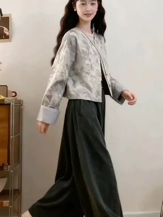 大码新中式两件套卖 #39017937104#专为大码身形定制的新中式套装太贴心!外套暗纹提花藏着国风肌理,复古盘扣一扣尽显雅致,高定工艺质感拉满;高腰阔腿裤轻松藏肉显腿长,日常通勤、节日赴宴都能穿,既有东方古典韵味,又能自在穿出松弛气场。
