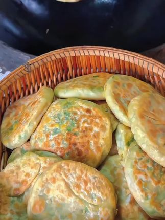 天热早餐吃腻了包子馒头,那就来上一个简单方便又好吃的韭菜盒子,几分钟就搞定,皮薄馅多,营养又好吃#韭菜盒子 #馅饼 #妈呀太香了 #早餐饼 #童年白月光美食回来了