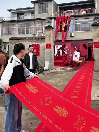 婚礼上用这款红地毯布置,氛围感太强了#红地毯 #一次性红地毯 #结婚红地毯 #备婚中