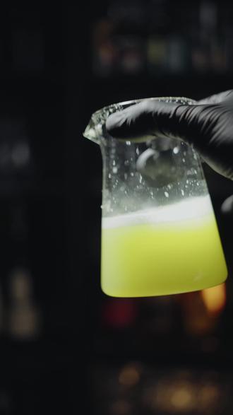 howto青苹果汁🍏如何让青苹果汁保持绿色不氧化? 青苹果汁调酒有一个痛点,就是青苹果汁氧化速度极快,甚至榨汁的时间长一点,苹果汁立马氧化成黄色,如果想要保持青苹果汁的颜色,要么用现成的青苹果糖浆或者利口酒,额外去补色,要么直接把苹果汁通过奶洗的方式做成澄清果汁。如果想做一杯保持青苹果绿色的饮品,可以说相当拼手速~
其实这里有一个调酒师的小trick,就是通过维生素C溶液浸泡青苹果,减缓氧化的方式,让果汁保持绿色,按照5g维生素C兑500ml纯净水的比例,调制溶液,其实不光是青苹果,桃子/芒果之类如果榨汁,也可以使用维生素C来保持水果本来的颜色
#谁能拒绝这杯情绪价值
#自制夏日神仙饮品
#美食制作
#美食教程
#鸡尾酒