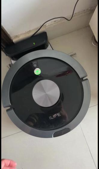 智意扫地机器人维修师傅教程 拿开充电桩就没电多少钱 家人们,谁懂啊!我家这ILIFE扫地机彻底成“吸血鬼”了!一拔下充电桩瞬间断电,一插回去立马显示满电,这哪是扫地机器人,简直是请了个“充电座挂件”回来!🙄
本来以为主板烧了,正准备含泪换新,结果找了位扫地机维修大神👨🔧!师傅一眼看穿,淡定拆机,一针见血指出就是电池老化“虚标”了!原本还担心第三方维修踩坑,结果师傅全程透明操作,换电池的手法那叫一个丝滑~✨
换上全新电池后立马试机!好家伙,瞬间满血复活!拿上拿下电量稳如老狗,全屋清扫行云流水,再也不会一离开底座就“原地躺平”了!关键是维修费才几十块,比官方售后省了一大笔奶茶钱!💰家里有同款“虚标”ILIFE的宝子们,千万别急着扔,找个靠谱师傅换块电池,立省一台新手机钱!
@抖音精选官方账号 #扫地机器人维修 #米家扫地机器人维修 #科沃斯扫地机器人维修 #石头扫地机器人维修 #智意扫地机器人维修 @可觅洗地机维修