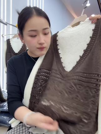 咖啡色镂空马甲」 V领无袖镂空钩花 针织背心马甲时尚百搭