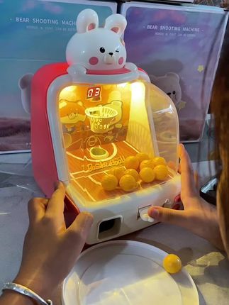 我说我忙了这么久,这个娃怎么这么老实,原来是又在玩这个篮球游戏机,装入一个个小小的篮球,投入自带的游戏币,就可以开始投篮了。超级好玩#