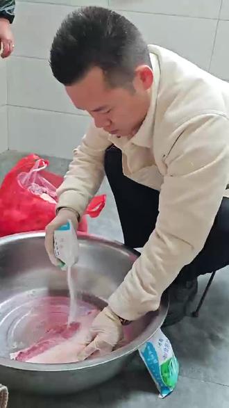 今天立春,老婆喜欢吃腊肉,今天我们做腊肉,时间有点晚了,但还来的及,还好今天带宝贝来儿时的河沟,又是美好充实的一天#为每一种未来 #农村生活 #乡下生活