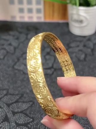 #创作灵感 24K足金质感,9999黄金色闪耀!经典开口设计超百搭,百福心经刻字藏祝福。复古韵味拉满,居家佩戴显贵气,日常搭衣也出彩。上手显瘦显白,送礼自留都合适,闭眼入不亏#强烈推荐 #时尚饰品 #古法传承 #完美搭配