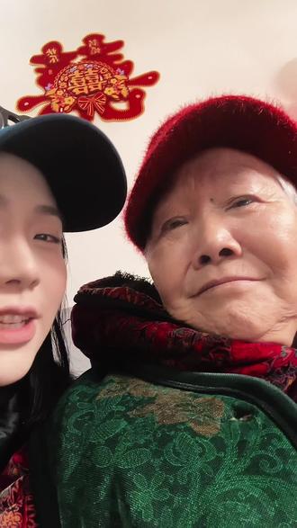 #家有一老 入迷了 我要教会我外婆#我要验牌