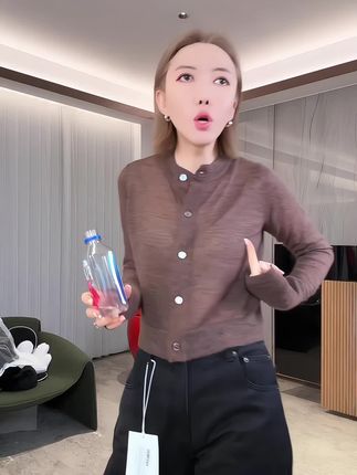 张张越推荐🔥 咖色系扣毛衣 #开衫毛衣 #秋日万能针织衫穿搭 #被秋日氛围感穿搭拿捏了 #高级感穿搭 #遮肉显瘦
