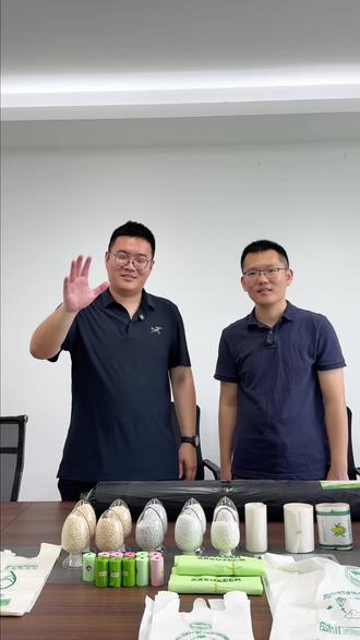 很多朋友问:可降解到底是什么? 今天请来美国西北大学 高分子化学博士——徐博士, 一起聊聊。
桌上的这些袋子:
- 快递袋
- 连卷袋
- 各种购物背心袋
成分大致两类:
1. 全生物降解聚酯(PBAT/PLA)+ 淀粉/钙粉 → 真·全降解
2. 传统 PE + 一点PLA → 生物基,但不降解
颜色越黄 → 淀粉成分越高
颜色越白 → PBAT/PLA 比例越高
下一集聊:
为什么"生物基" ≠ "可降解"。
#可降解 #PBAT #PLA #生物基 #实业