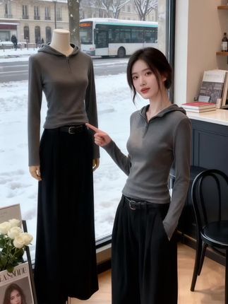 九月的风刚带起凉意,苏晓就把那件连帽T恤翻了出来。半开的拉链露出一小片锁骨,修身的版型刚好贴出她腰线的弧度,袖口卷到小臂,露出腕间细细的银链。她对着镜子转了圈,纯色的面料在晨光里泛着柔和的光泽,既是外穿的利落款,又能当打底,是她今年秋天最中意的一件衣服#晒晒我的秋日穿搭 #韩系穿搭 #秋冬才是胖妹妹的穿搭舒适区