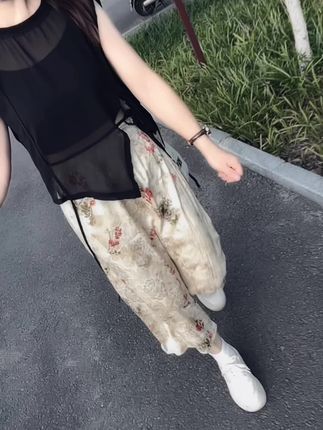 能让一个女人死心塌地的,从来都不是钱财和外貌,是责任,是担当,是用心,是湿柔,是细节,是忠诚,是三观,是偏爱,是捧在手心里的,把你视若珍宝…#穿搭#夏季新款