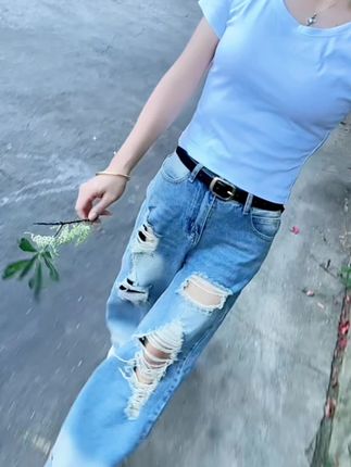 生活告诉女人,谁都不容易,现实告诉女人,不经济独立,下场不是被抛弃就是被嫌弃,女人不能靠感情和不值钱的西北风活着,赚钱和爱自己,永远放在第一位,靠自己才有春暖花开,靠别人最多昙花一现,所有的自由,都需要实力支撑。靠谁都不如靠自己,别人的屋檐再大,也不如自己有把伞。#穿搭