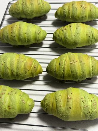 今天给大家推荐一款超级无敌好吃的海盐卷面包,可以说是我做面包以来认为最好吃的,当然别的也很好吃😋强烈安利给大家,刚做出来我儿连吃了两个,外酥内软被连连夸赞,我认为放到温热的时候更好吃,要想保留颜色烤到十分钟左右一定盖锡纸,想更酥脆上火可以调到180度,我这个配方是八个的量,大家想做多,可以根据比例加量#跟着抖音做美食 #在家做美食