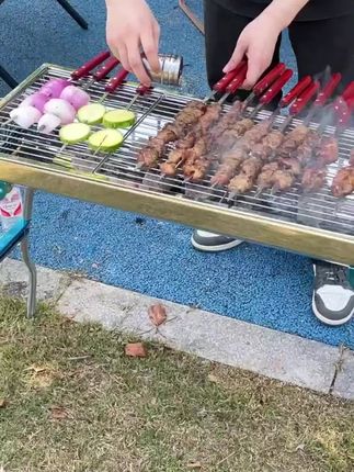 🍖秋天户外烧烤就是香!阳光、微风加炭火,烤肉的滋滋声和美景相映成趣,这才叫生活!🌞🔥