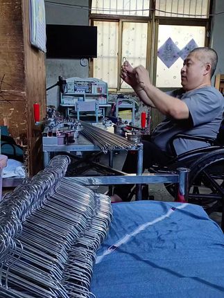 可能很多朋友刷到过我之前的视频——一个瘫痪的70后宝爸,在家做不锈钢手工衣架。4月开始分享,慢慢有了回头客,本以为日子能稳一点,却在8月遭遇了瓶颈:视频一要被推荐,就因“卖惨营销”被删,销量一下就下去了。 今天再开口,不是想抱怨,而是想好好介绍我的衣架:材质是304不锈钢实心钢丝,3.5毫米的粗度,比普通衣架更抗造;不用手掰,全靠设备模具折弯,尺寸规整,挂衣服不滑肩、不变形。 我知道,靠手艺吃饭不容易,但我不想靠“惨”博同情。如果您需要耐用的衣架,给我一个机会,让我的手艺说话,而不是被标签定义。#原创视频 #创作人计划 #助手抖音 #手艺人在抖音 #同城热点