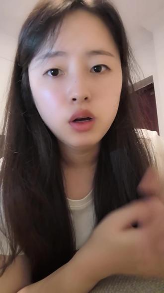 贾玲对鲁豫说:姐姐,我开始正视我的才华了。
于是这个世界上有了《你好,李焕英》《热辣滚烫》这样的好作品,这个世界上也多了一个叫贾玲的优秀女导演。
最近几年,鲁豫突然意识到,她有一些东西是可以被别人听到的,是值得被别人听到的。
于是鲁豫开始表达,我们终于重新认识了她,也从她的口中听到了很多有价值、有温度的好观点,这样优秀又有力量的女人,闭口不谈实在可惜。
当我开始意识到,我是有才华,有能力的那一刻,我突然看见了自己,于是,我开始表达,开始思考,开始尝试在世界上留下一点点痕迹。
女孩儿们,如果你把目光从家长里短、儿女情长中转向自己,你会惊讶的发现,原来你是这么闪耀,这么优秀的存在,人生苦短,何不转头看看自己呢?
#girlstalk #女性 #女性智慧 #鲁豫 #贾玲