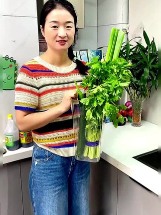 厨房透明收纳桶,买回来的长条蔬菜,山药莴笋大葱用它收纳起来,不会弄的满地都是泥土#厨房好物#蔬菜收纳篮#蔬菜置物架#厨房收纳神器#收纳